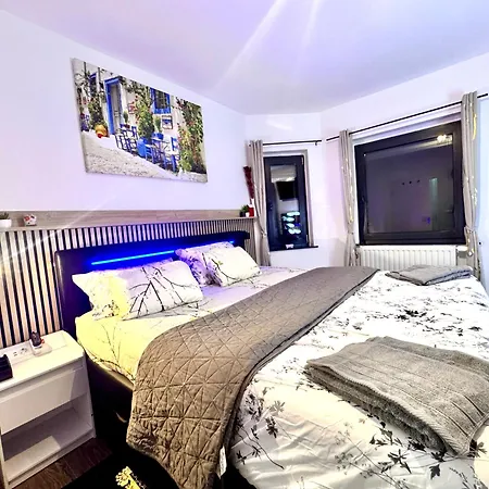 Apartment Moderne Mit 2 Schlafzimmern&hofparkplatz&garten *