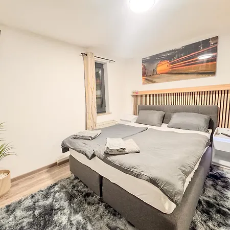 Apartment Moderne Mit 2 Schlafzimmern&hofparkplatz&garten *