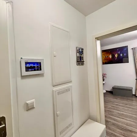 Moderne Mit 2 Schlafzimmern & Hofparkplatz&garten Apartamento *
