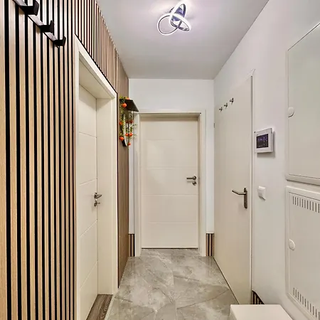 Moderne Mit 2 Schlafzimmern & Hofparkplatz&garten Apartamento *