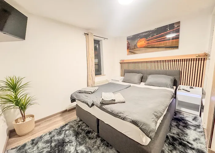 Apartment Moderne Mit 2 Schlafzimmern&hofparkplatz&garten *